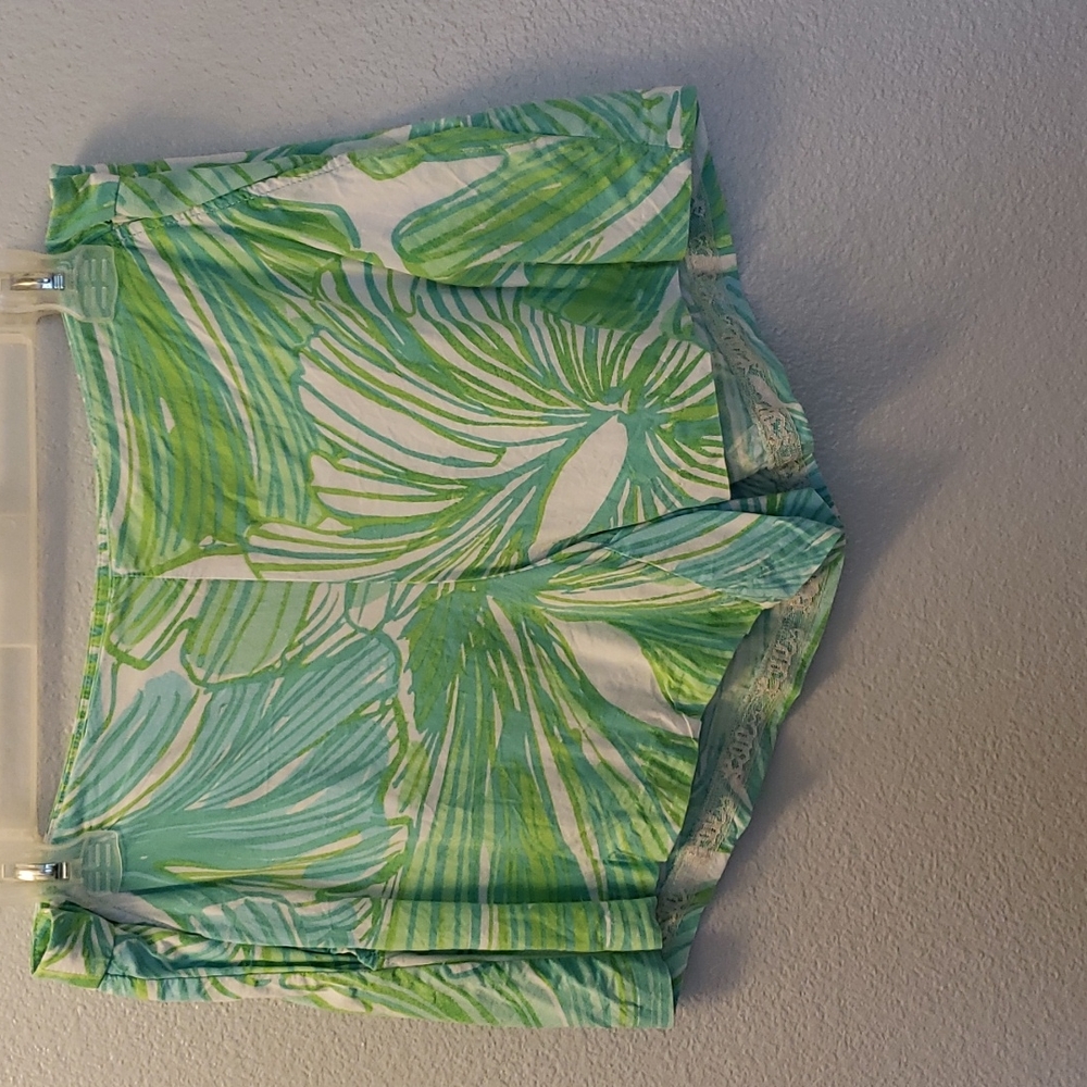 GUC Lilly Pulitzer Jeannie shorts in Green Sheen Fronds Place, Size 8